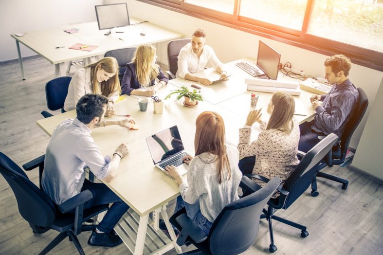 Zarządzający: spotkania bywają stratą czasu, zwiększajmy ich efektywność
