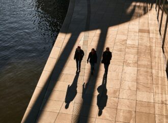 Liderzy jutra: młodsze pokolenie redefiniuje zasady