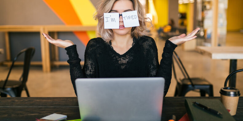 Trzy drogi do wypalenia zawodowego: jak różne pokolenia radzą sobie ze zmęczeniem pracą?