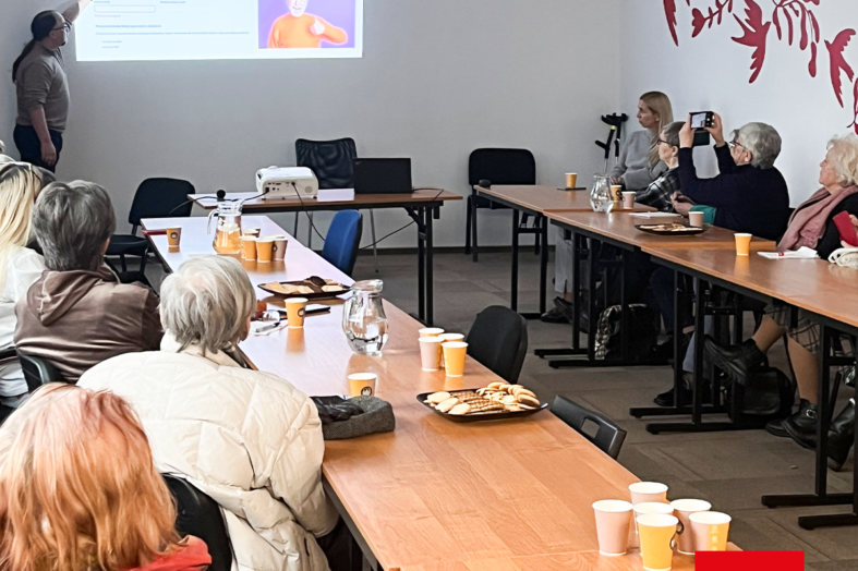 Wolontariat pracowniczy RS Group zmniejsza wykluczenie cyfrowe seniorów – współpraca z Caritas Polska