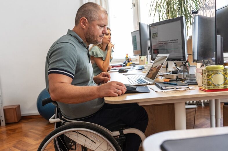 Niewidoczni, choć zdolni: osoby z niepełnosprawnością a rynek pracy