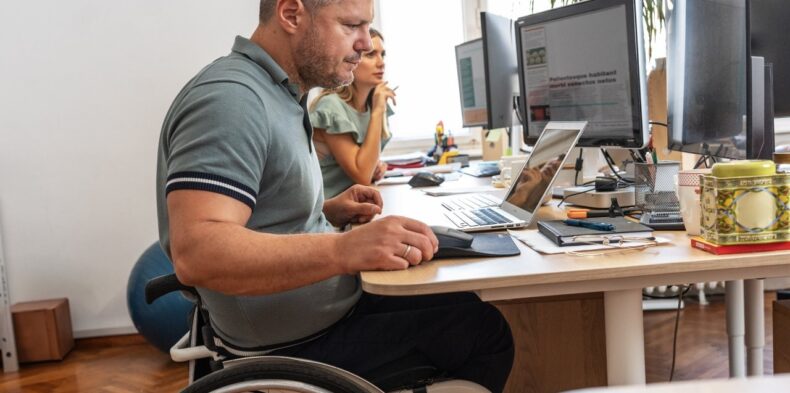 Niewidoczni, choć zdolni: osoby z niepełnosprawnością a rynek pracy