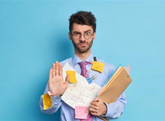Przebodźcowanie obniża produktywność Polaków w pracy