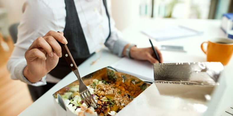 Lunch po polsku: 40% pracownik&oacute;w pracuje podczas obiadu
