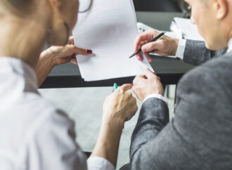 Kiedy B2B zmienia się w umowę o pracę? Jakie branże mogą być najbardziej narażone?
