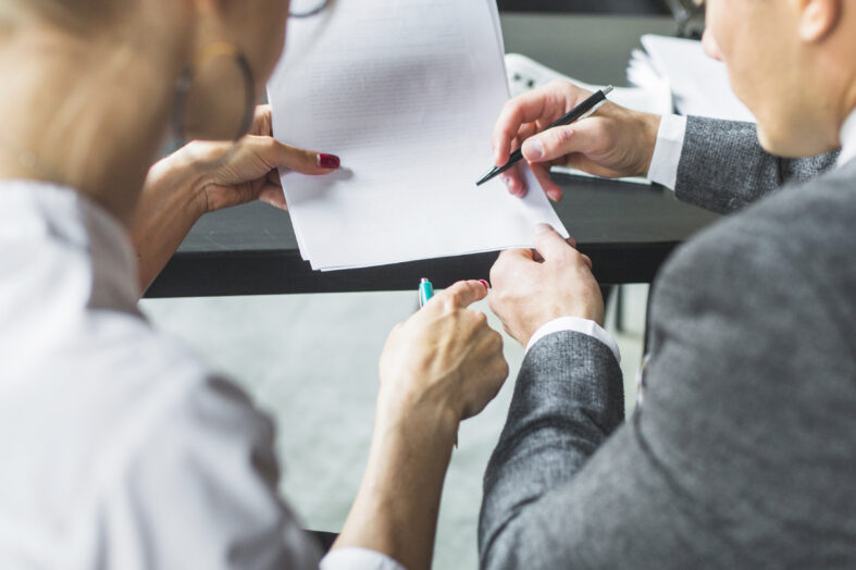 Kiedy B2B zmienia się w umowę o pracę? Jakie branże mogą być najbardziej narażone?