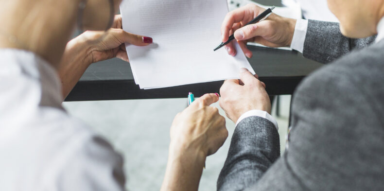 Kiedy B2B zmienia się w umowę o pracę? Jakie branże mogą być najbardziej narażone?
