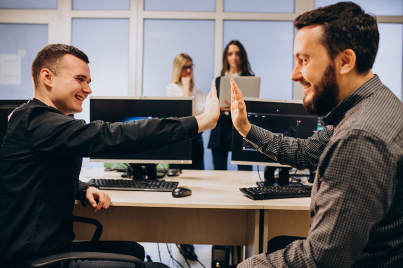 AI przyspieszył 5-krotnie tempo pracy programist&oacute;w w firmie technologicznej &ndash; case study